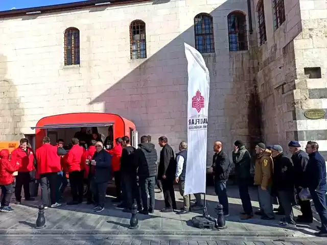 Gaziantep'te Regaip Kandili'nde Sıcak Salep İkramı