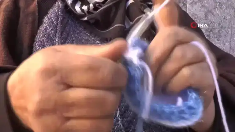 Yaşlı Kadın, El Emeğiyle Geçimini Sağlıyor